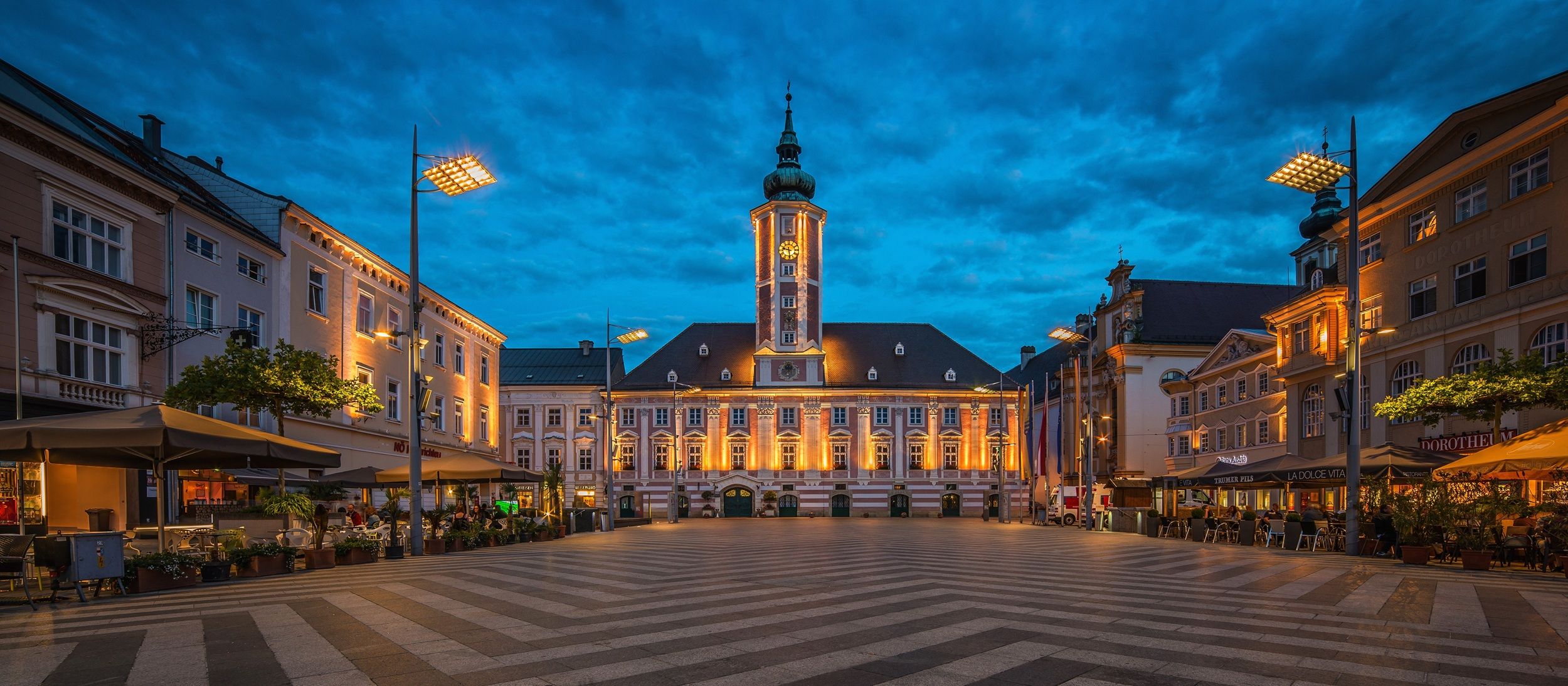 A kivilágított városháza tér esti látképe St. Pöltenben, háttérben a városházával.