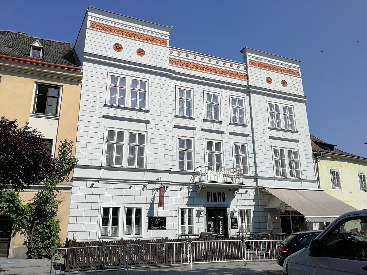 Egy "Piano" feliratú történelmi épület külső nézete Kremsben.