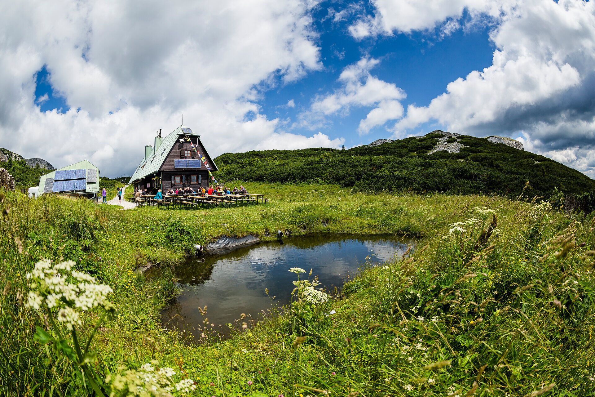 A buja rétekkel és méltóságteljes hegyekkel körülvett idilli turistaház jól megérdemelt pihenésre hívja Önt. A tiszta levegő és a víz lágy csobogása harmonikus légkört teremt, amely elvarázsolja a kirándulókat.
