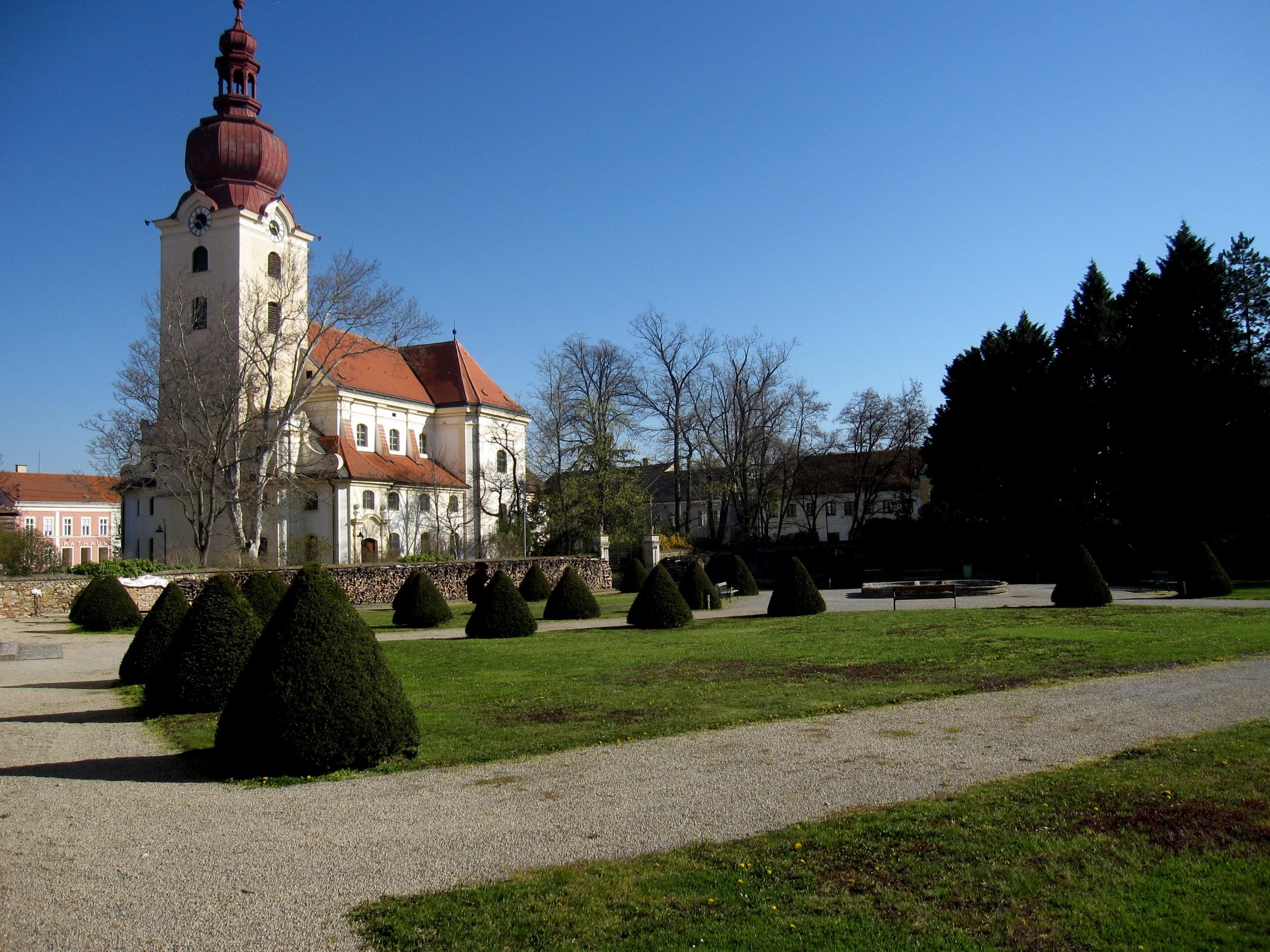 Barokk kert Ravelsbachban, háttérben a templommal.