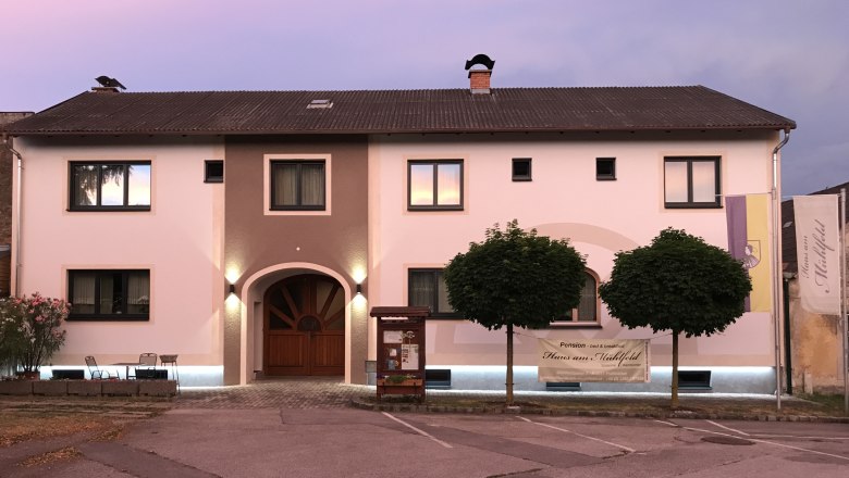 Street view at dusk, &copy; Susanne Kernbichler