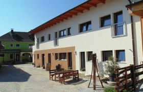 Delicacies and guest, &copy; Heiderer