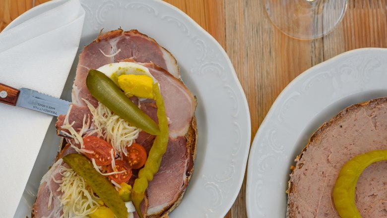Heurigen snack, &copy; Weinviertel Tourismus GmbH / Lisa Sedlatschek