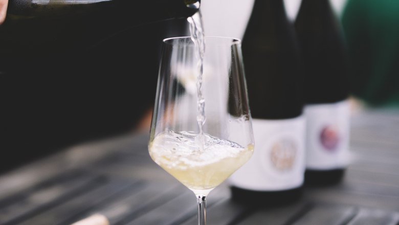 Pouring wine, &copy; Nieder&ouml;sterreich Werbung / Mara Hohla