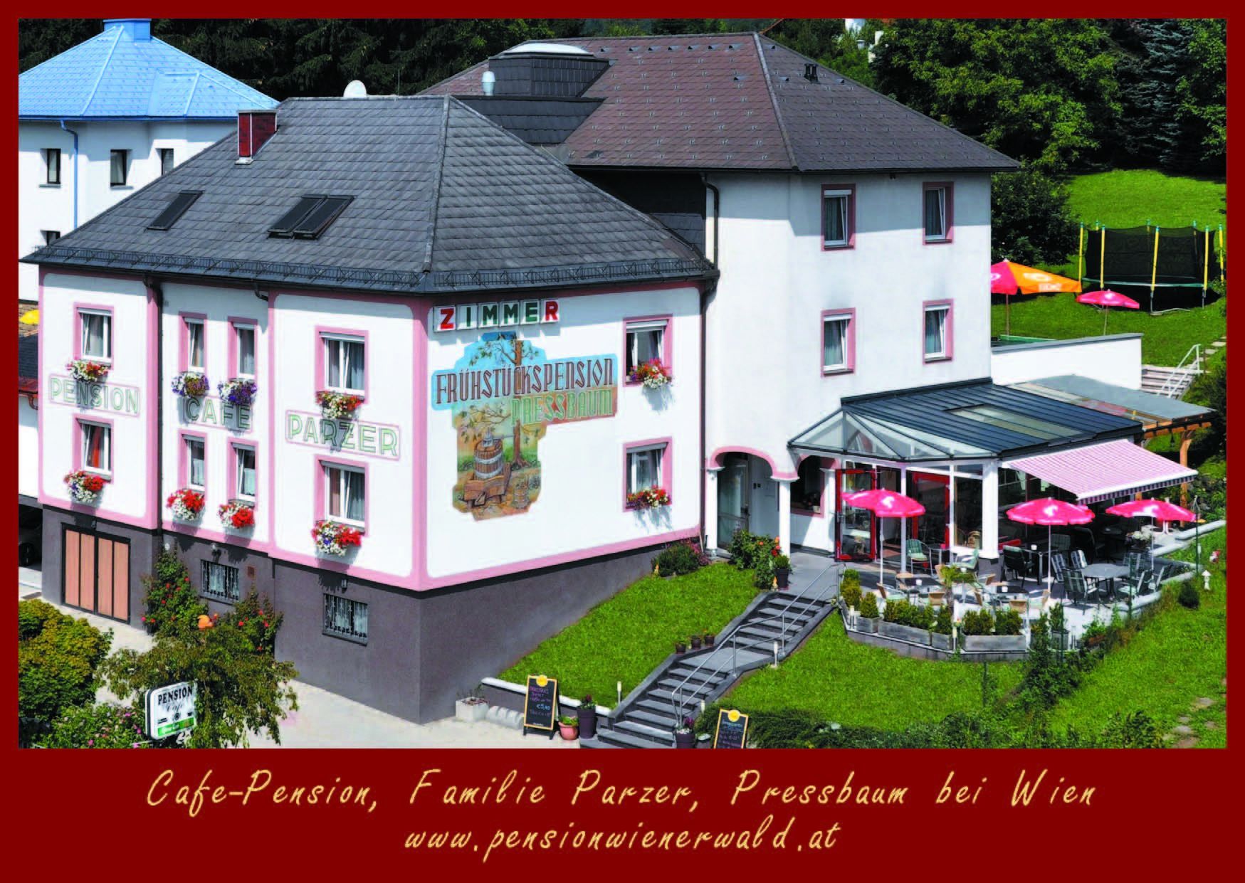 A Cafe-Pension Parzer teraszos, napernyős külső nézete.