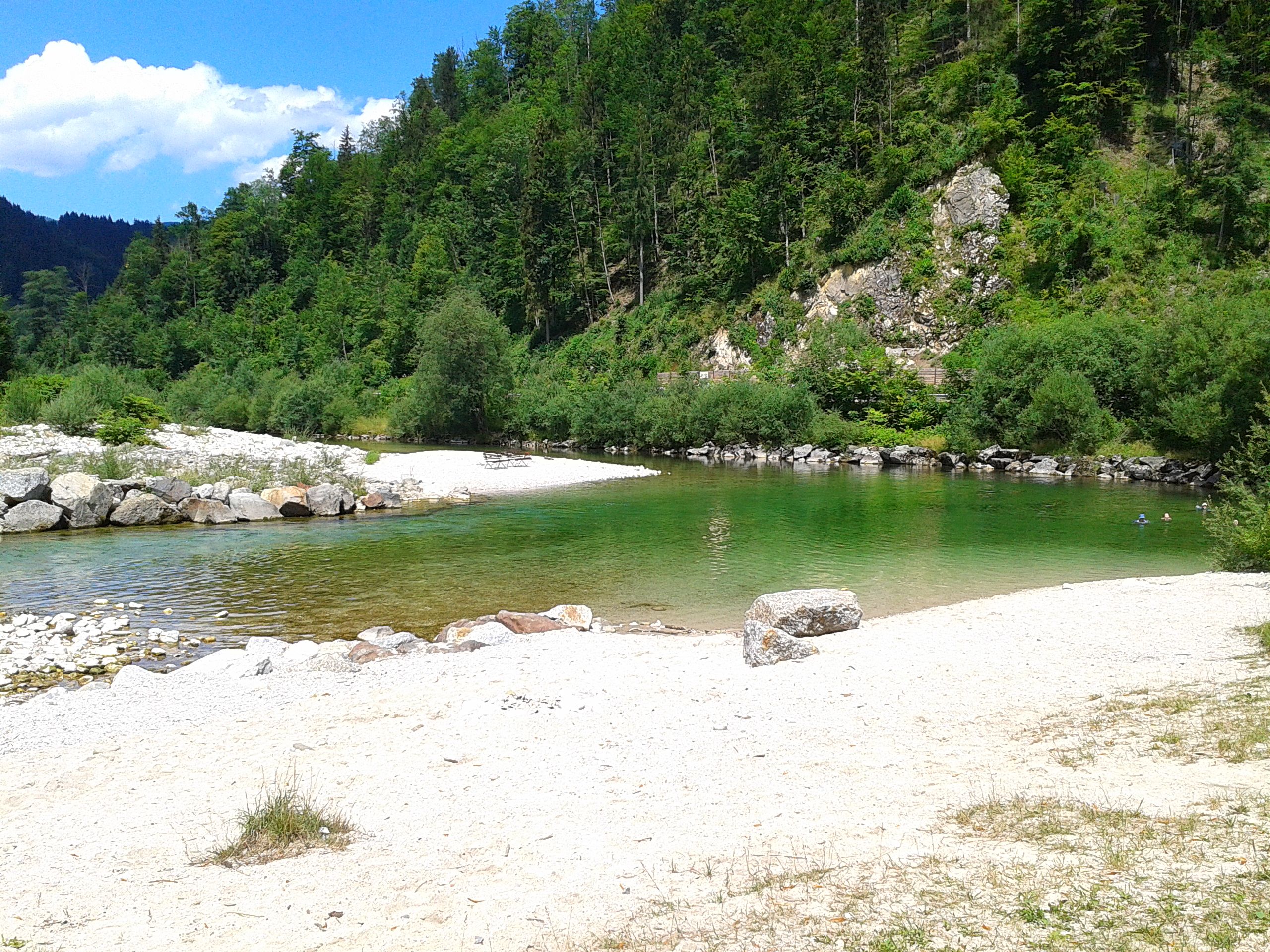 Folyómedence az Ybbs zöld vízzel és kavicsos stranddal, erdős dombokkal körülvéve.