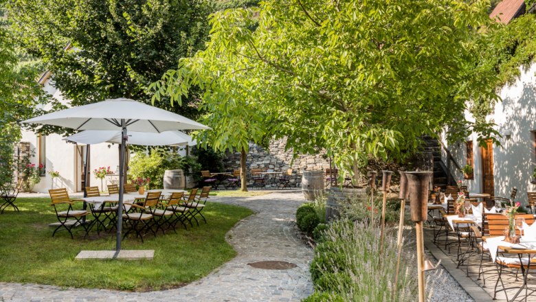 Winery Nigl courtyard with castle view, © Weingut Nigl GmbH