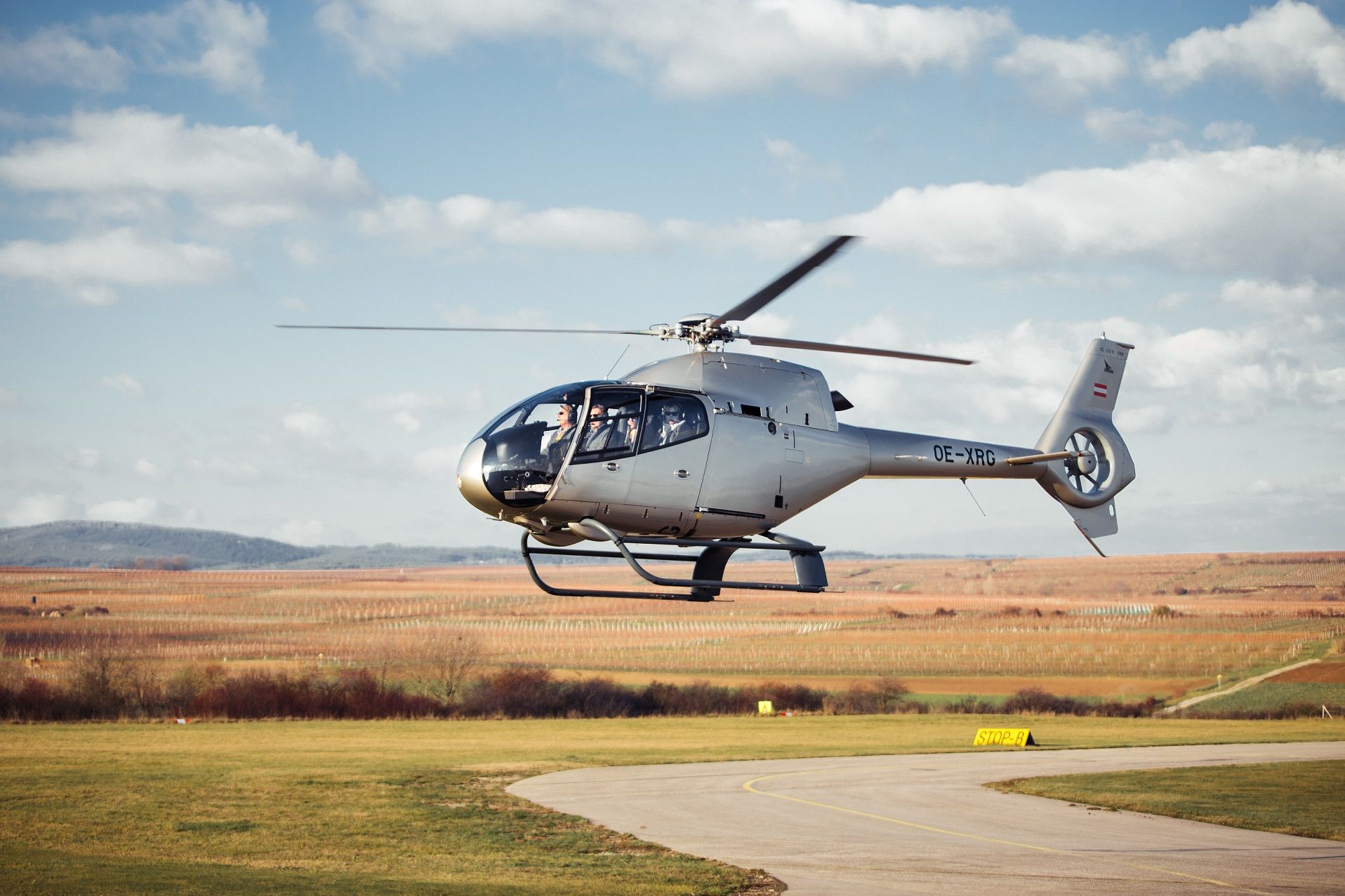 Helikopter a leszállás fázisában