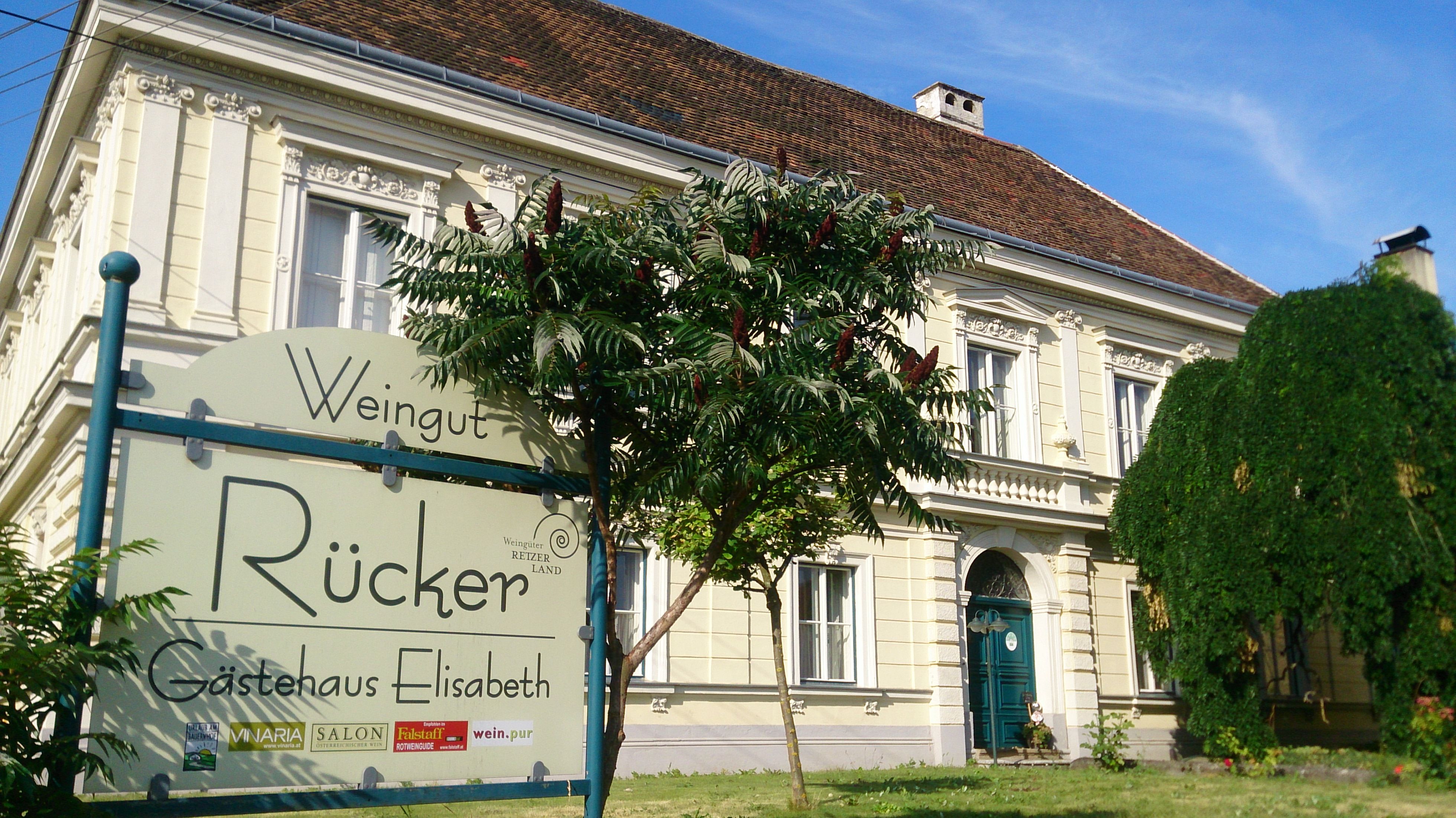 Történelmi épület "Weingut Rücker Gästehaus Elisabeth" felirattal.
