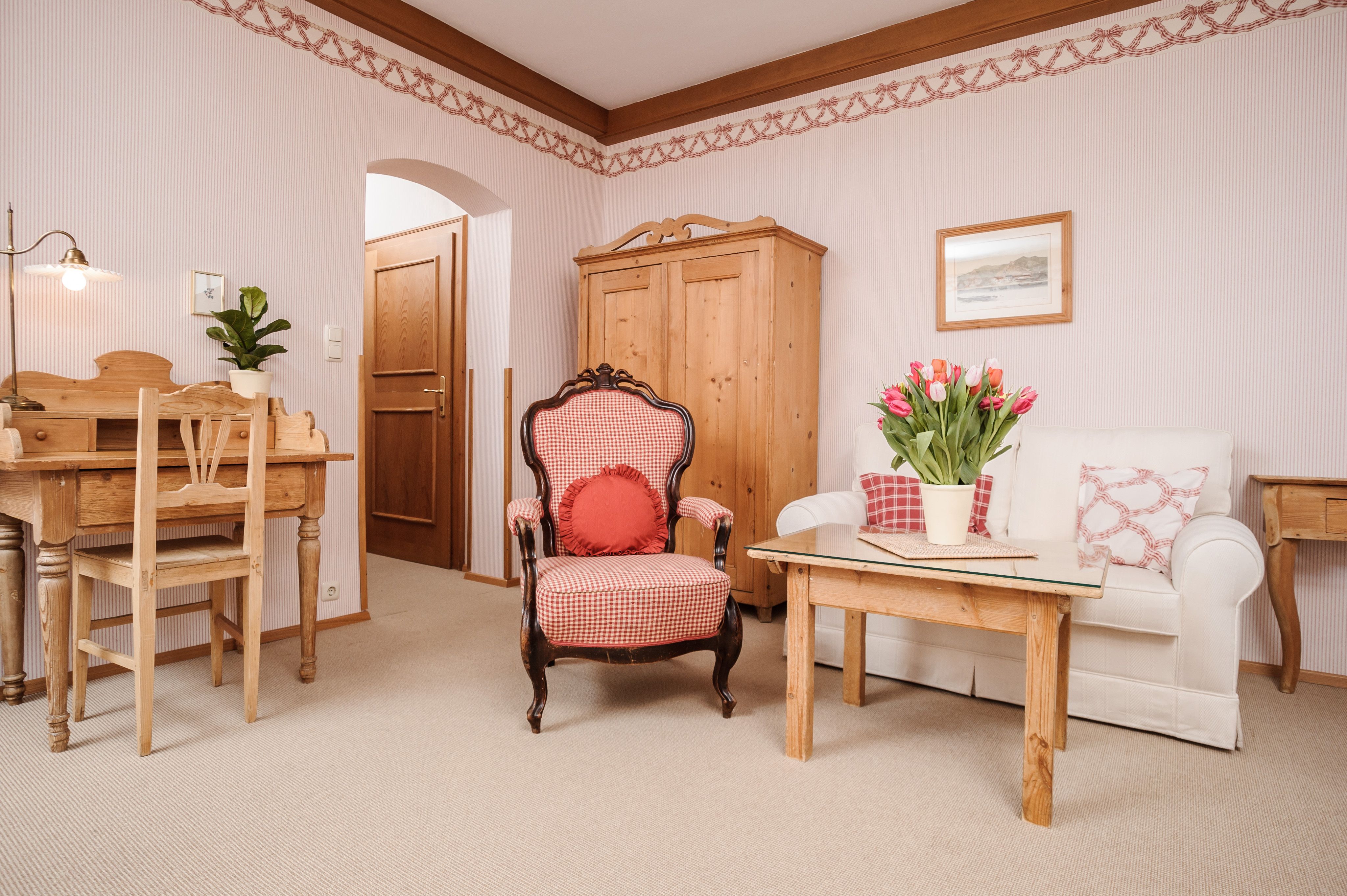 Hangulatos nappali fabútorokkal, fotel, kanapé és tulipános asztal.