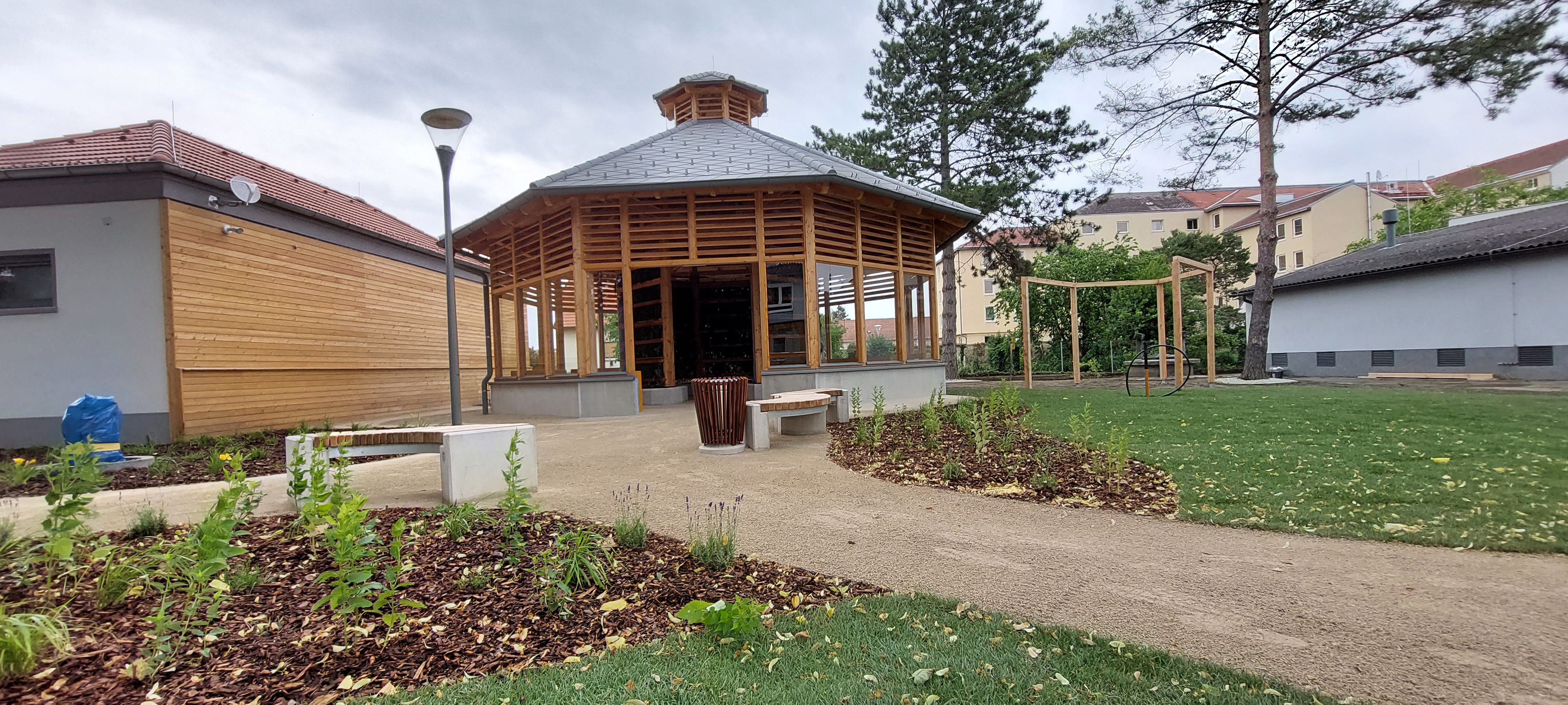 Modern inhalatórium faépítménnyel és kerttel.