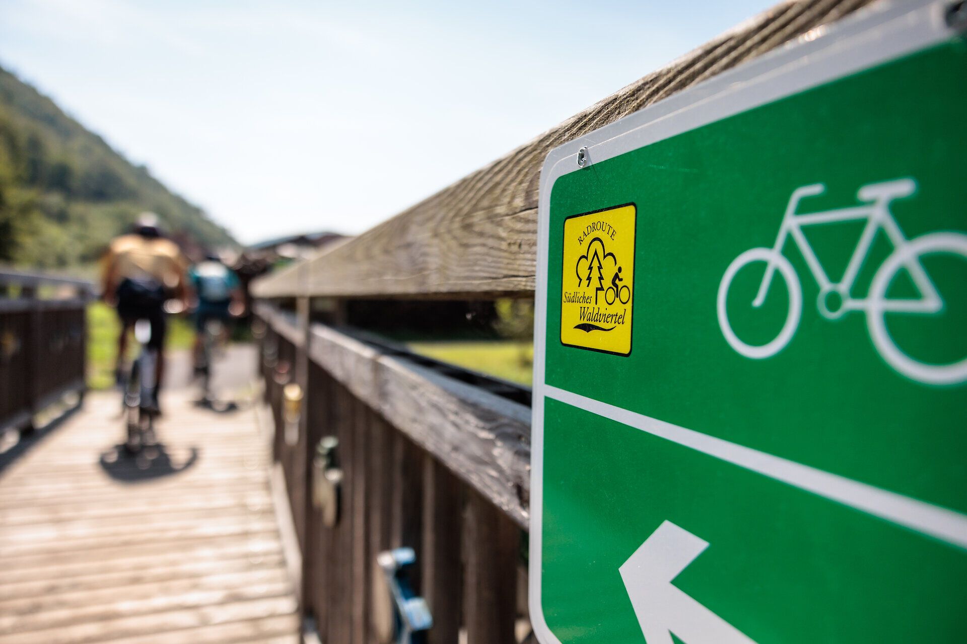 A déli Waldviertel szelíd dombjai frissítő kerékpártúrára invitálják Önt. A tiszta levegő és a festői táj tökéletes hátteret teremt a természetben szerzett felejthetetlen élményekhez. Fedezze fel a Régiók szépségét, és élvezze a szabadságot két keréken.