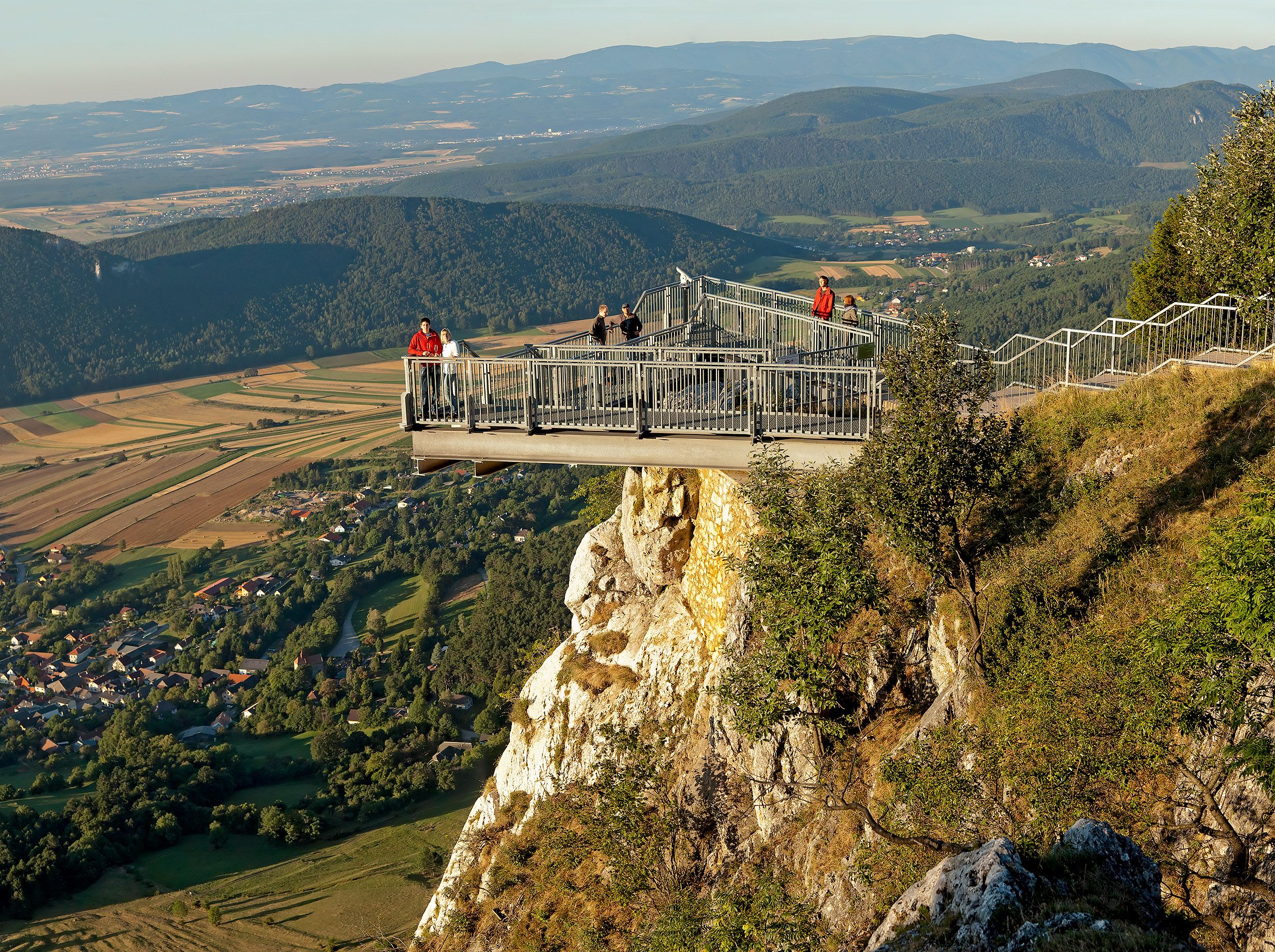 Skywalk Hohe Wand látogatókkal és kilátással a tájra.