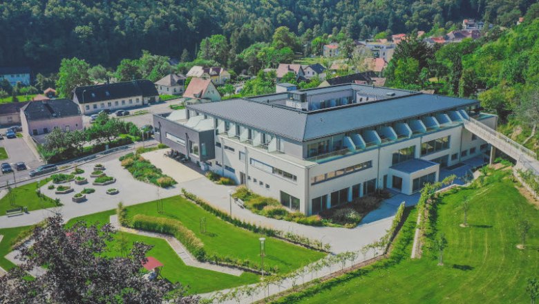 L&eacute;gi felv&eacute;tel egy modern &eacute;p&uuml;letről a kerttel &eacute;s a k&ouml;rnyező t&aacute;jjal.