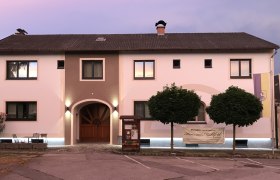 Street view at dusk, &copy; Susanne Kernbichler