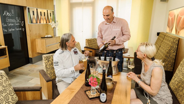 Martin Donabaum egy bork&oacute;stol&oacute;n a pinc&eacute;szetben