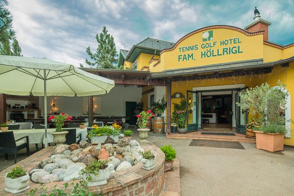 Bejárat a Tennis Golf Hotel Höllriglbe, terasszal és növényekkel.
