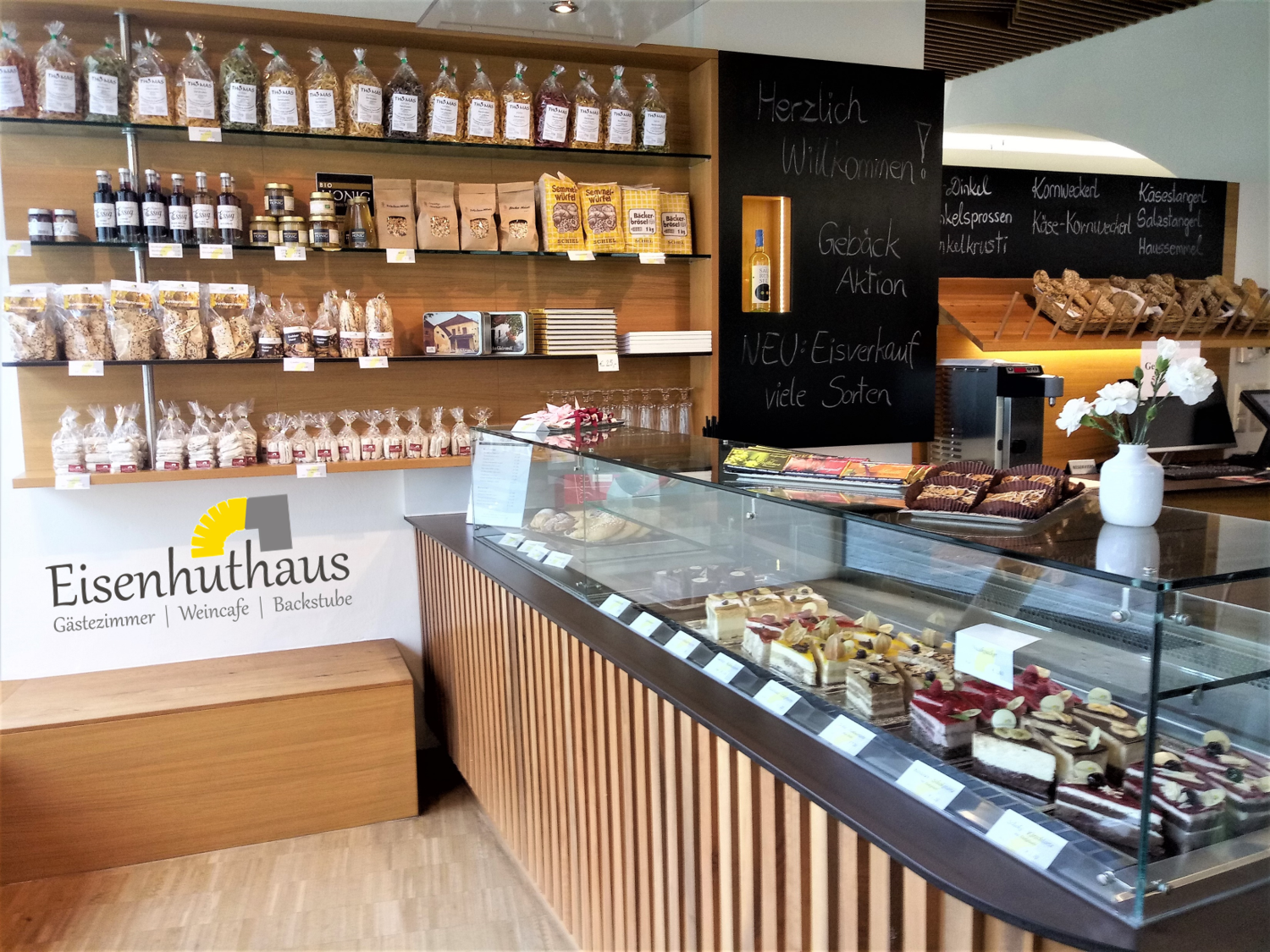 Az Eisenhuthaus egyik üzletének belső nézete, a vitrinben sütemények és torták.