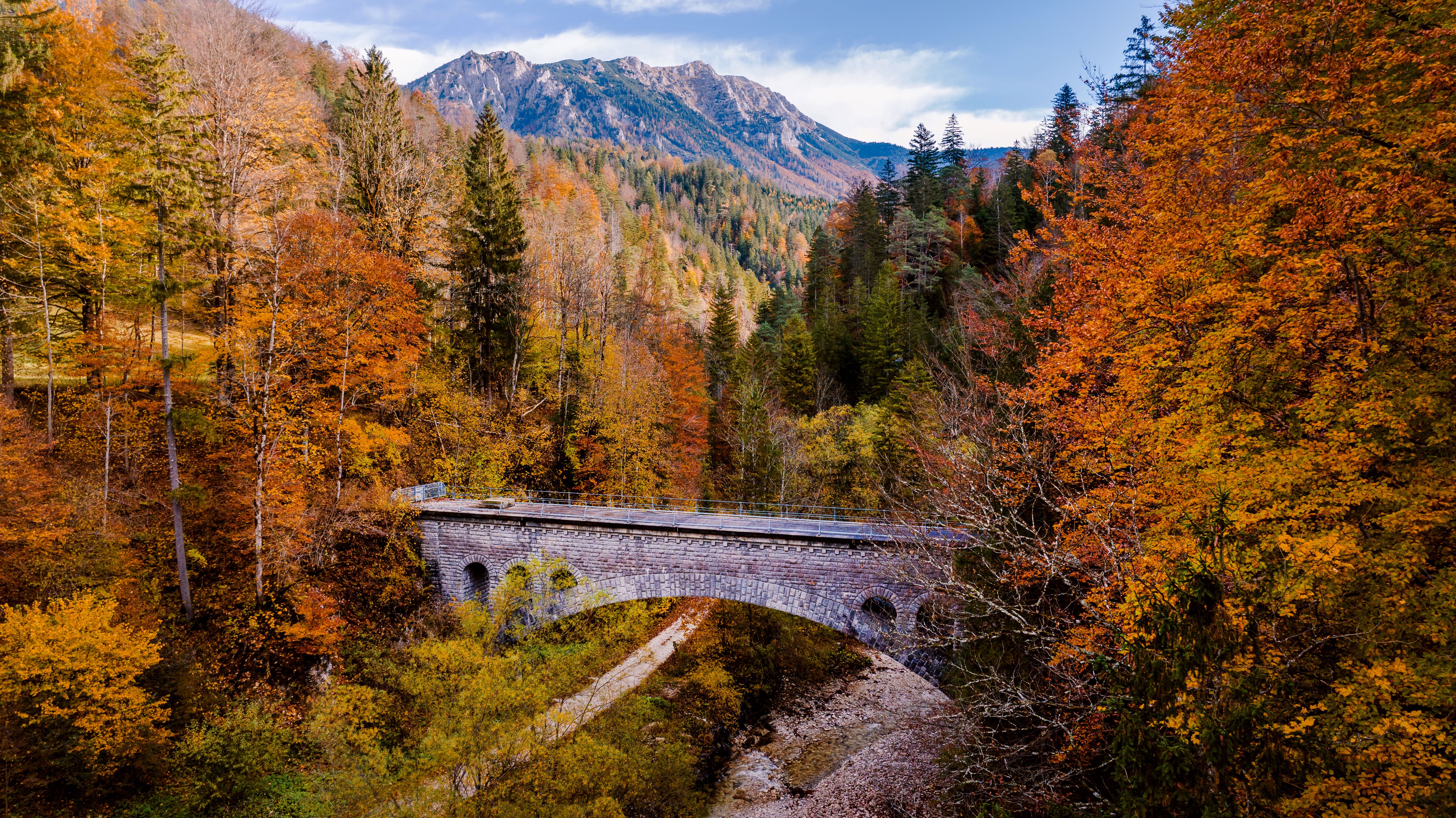 In der sanften Abenddämmerung wandern zwei Abenteurer über die blühenden Wiesen, umgeben von majestätischen Bergen. Die frische Luft und die atemberaubende Aussicht laden dazu ein, die Schönheit der Natur in vollen Zügen zu genießen.