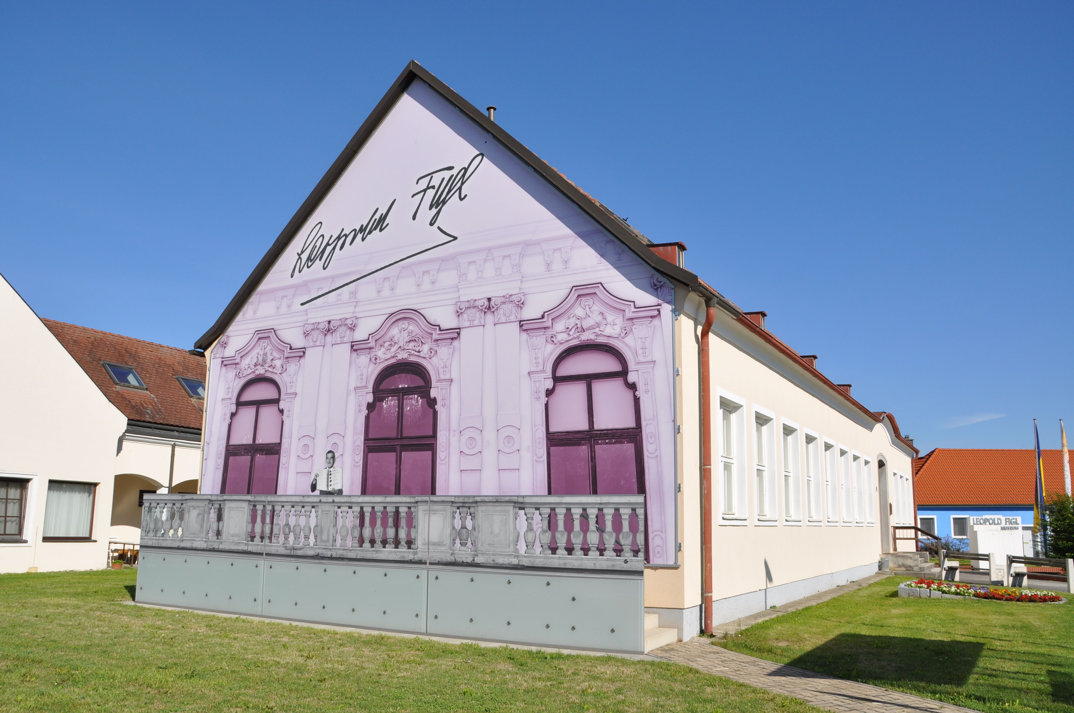 Leopold Figl Múzeum festett homlokzattal és kék éggel.