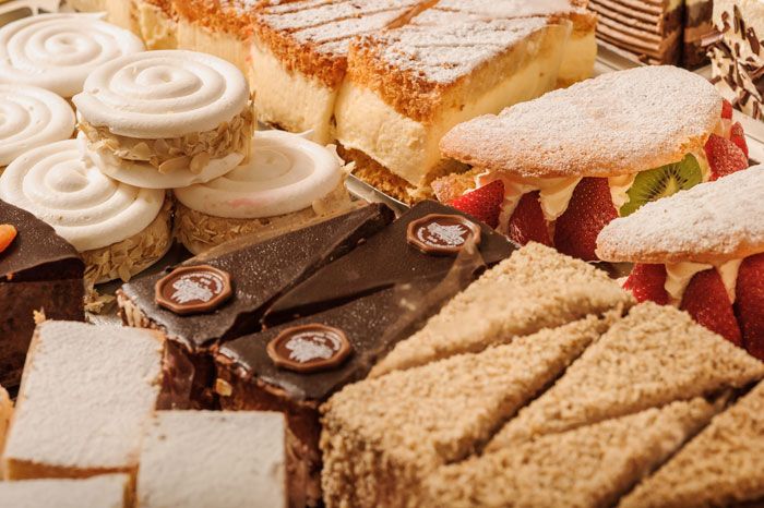 Különböző sütemények és torták egy cukrászdában.