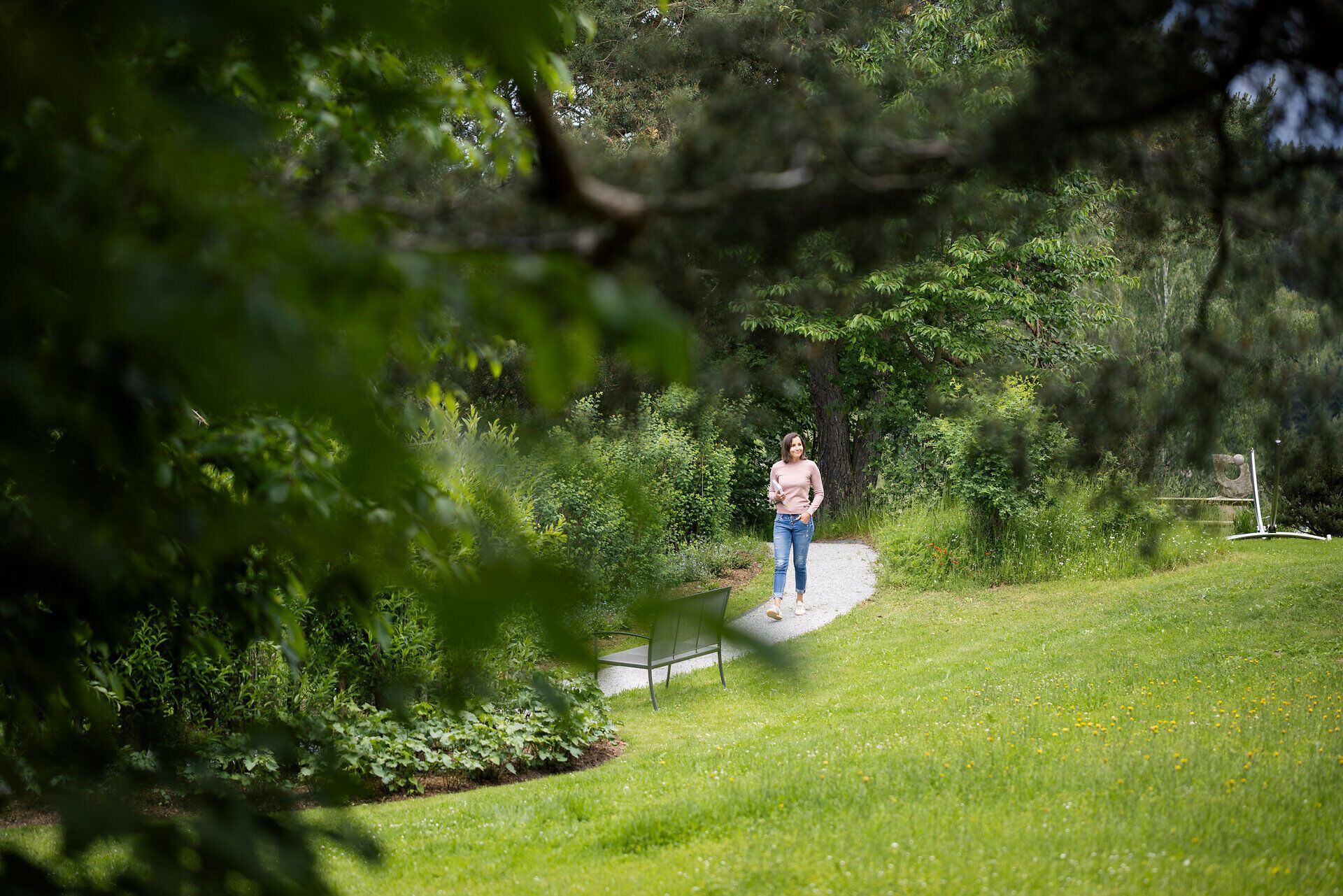 Egy nő sétál a Klosterberg gyógyfürdő kertjében a Waldviertel régióban.