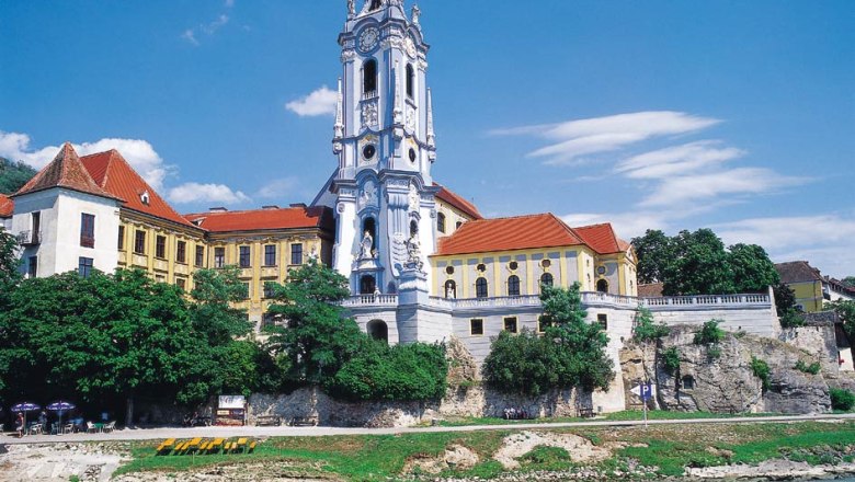 Barokk templom az ausztriai D&uuml;rnsteinben, a Duna partj&aacute;n.