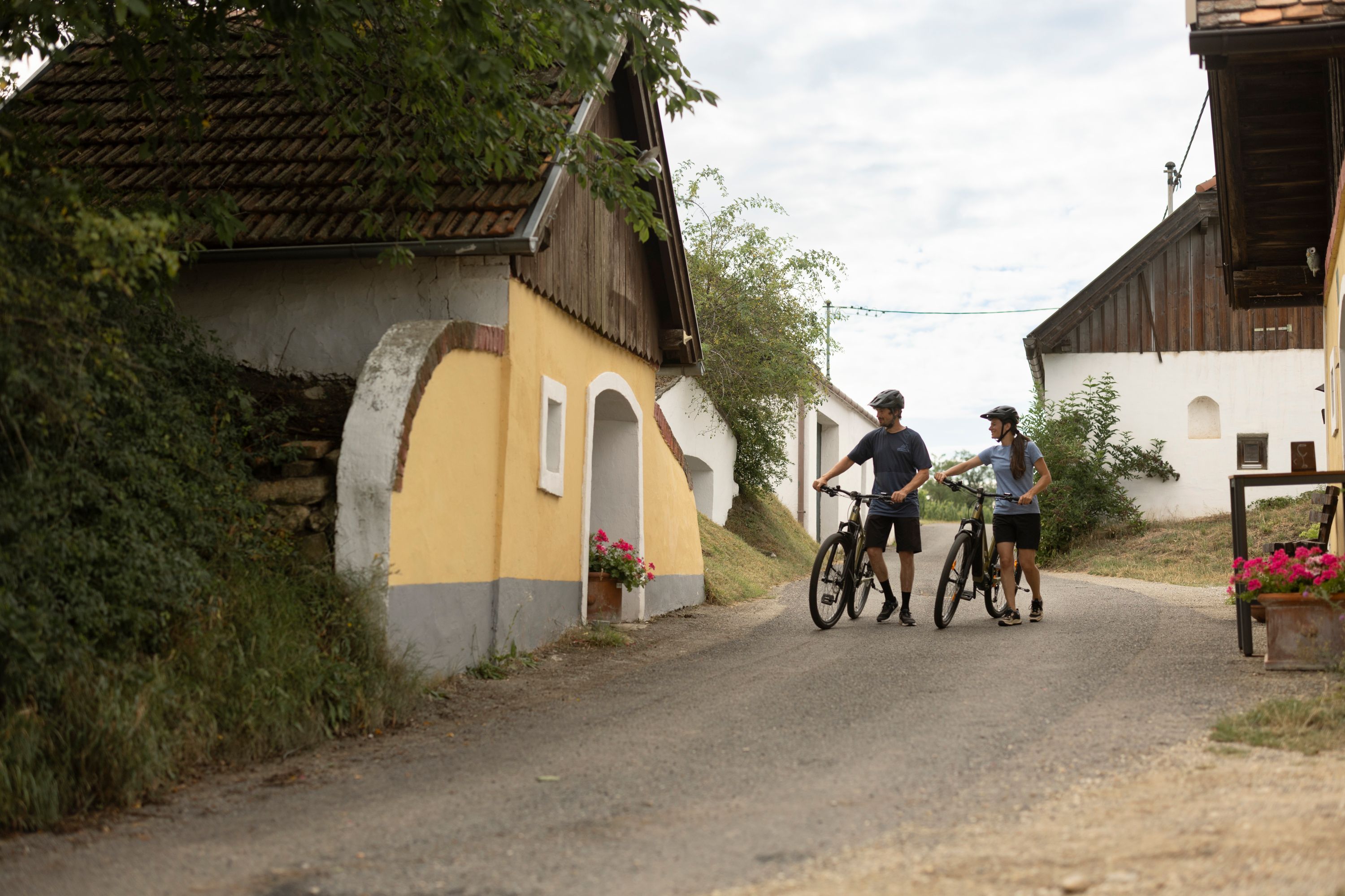 Két kerékpáros a pillersdorfi Öhlbergkellergasse-ban.