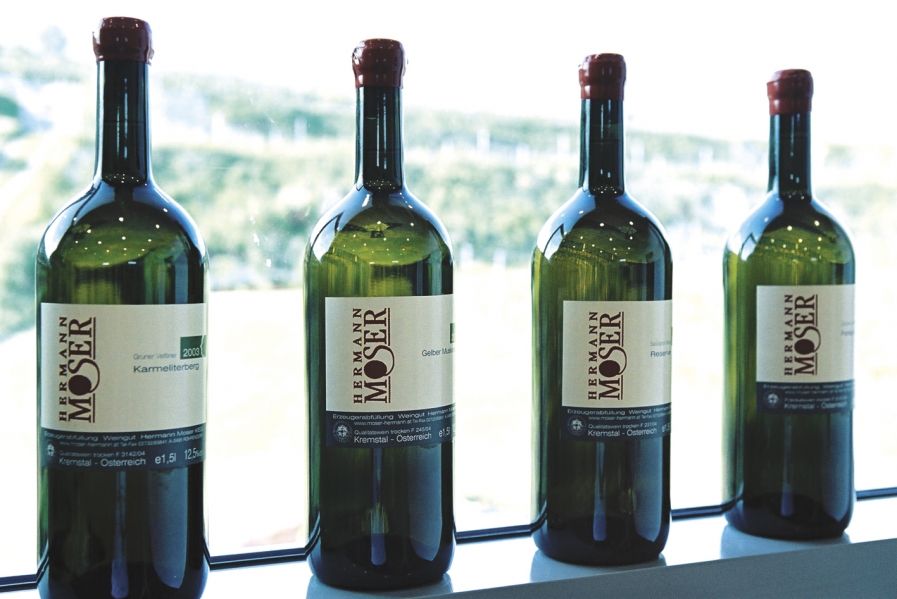 Négy üveg bor a Hermann Moser pincészetből az ablakpárkányon.