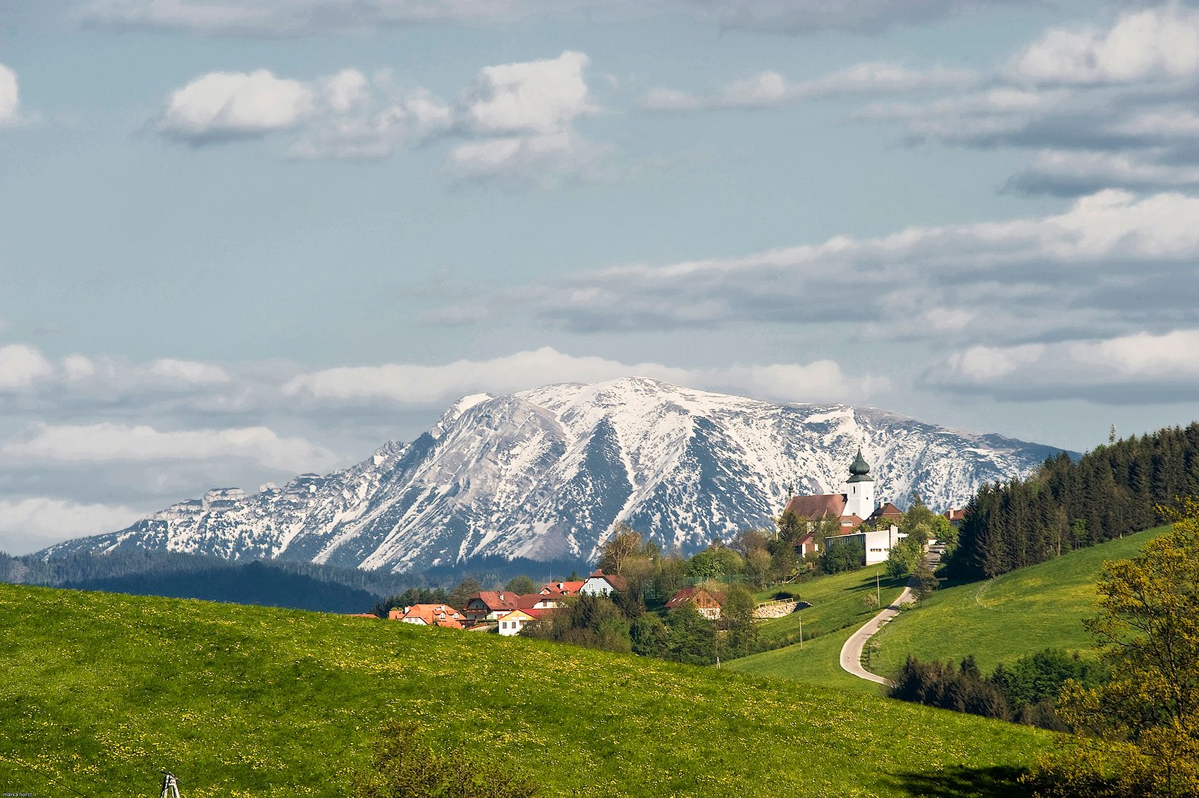 St. Leonhard am Walde látképe, a háttérben hófödte hegyekkel.