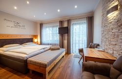 In einem einladenden Zimmer mit warmen Holztönen und sanftem Licht lädt die gemütliche Atmosphäre zum Entspannen ein. Die großen Fenster bieten einen Blick auf die umliegende Natur, während die stilvolle Einrichtung den Charme des ländlichen Lebens widerspiegelt. Hier findet man den perfekten Rückzugsort, um die Seele baumeln zu lassen und die Schönheit der Wiener Alpen zu genießen.