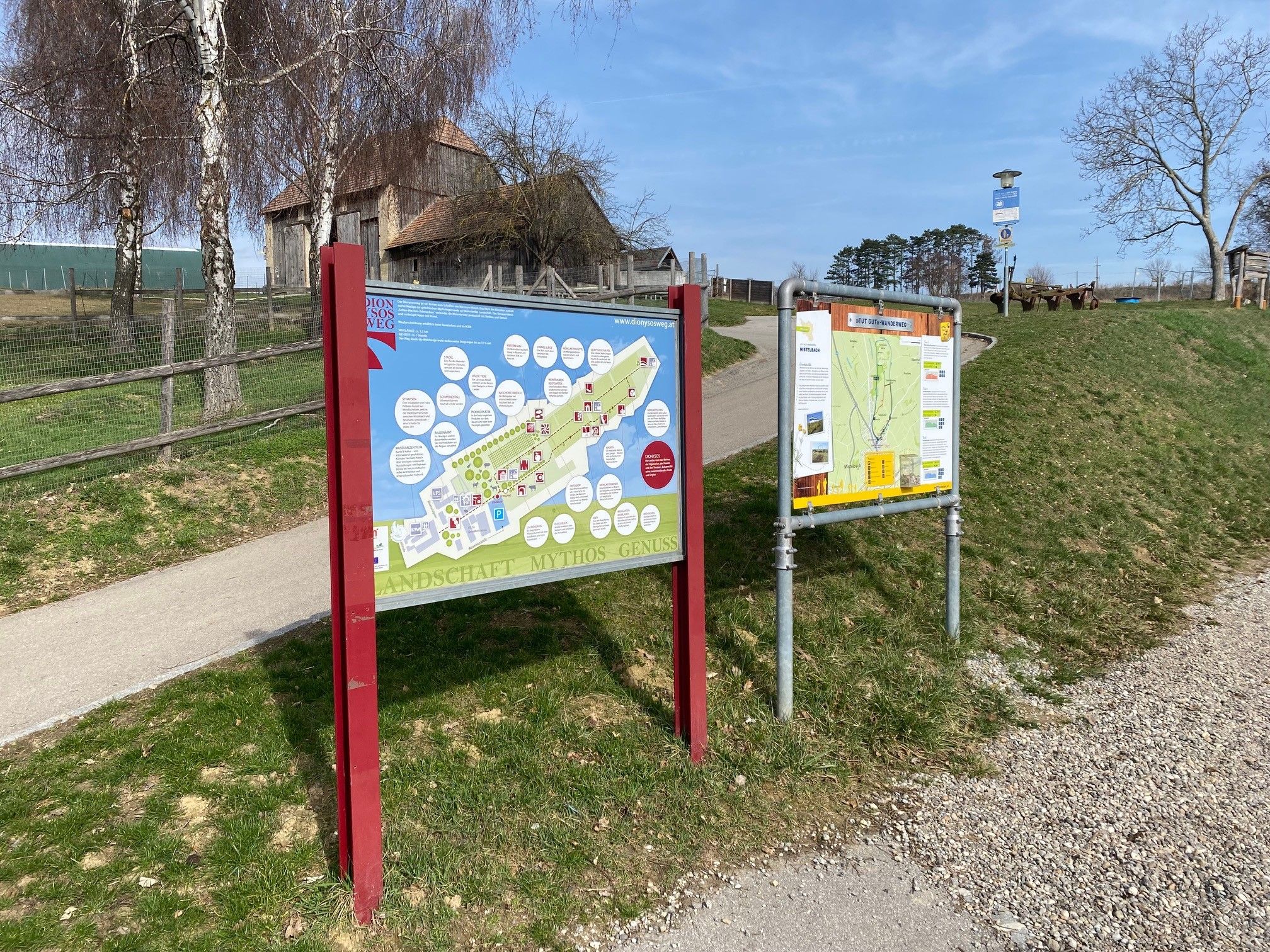 Tábla a mistelbachi Dionysososweg-en térképekkel és információkkal.
