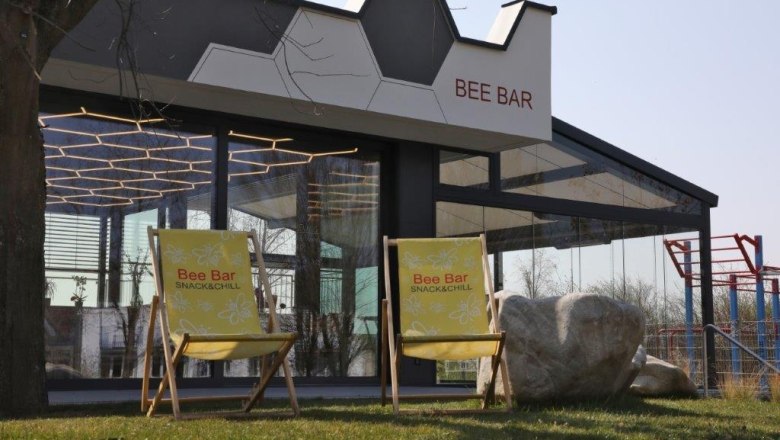 Bee Bar with relax chairs, &copy; Einhard Giehrl