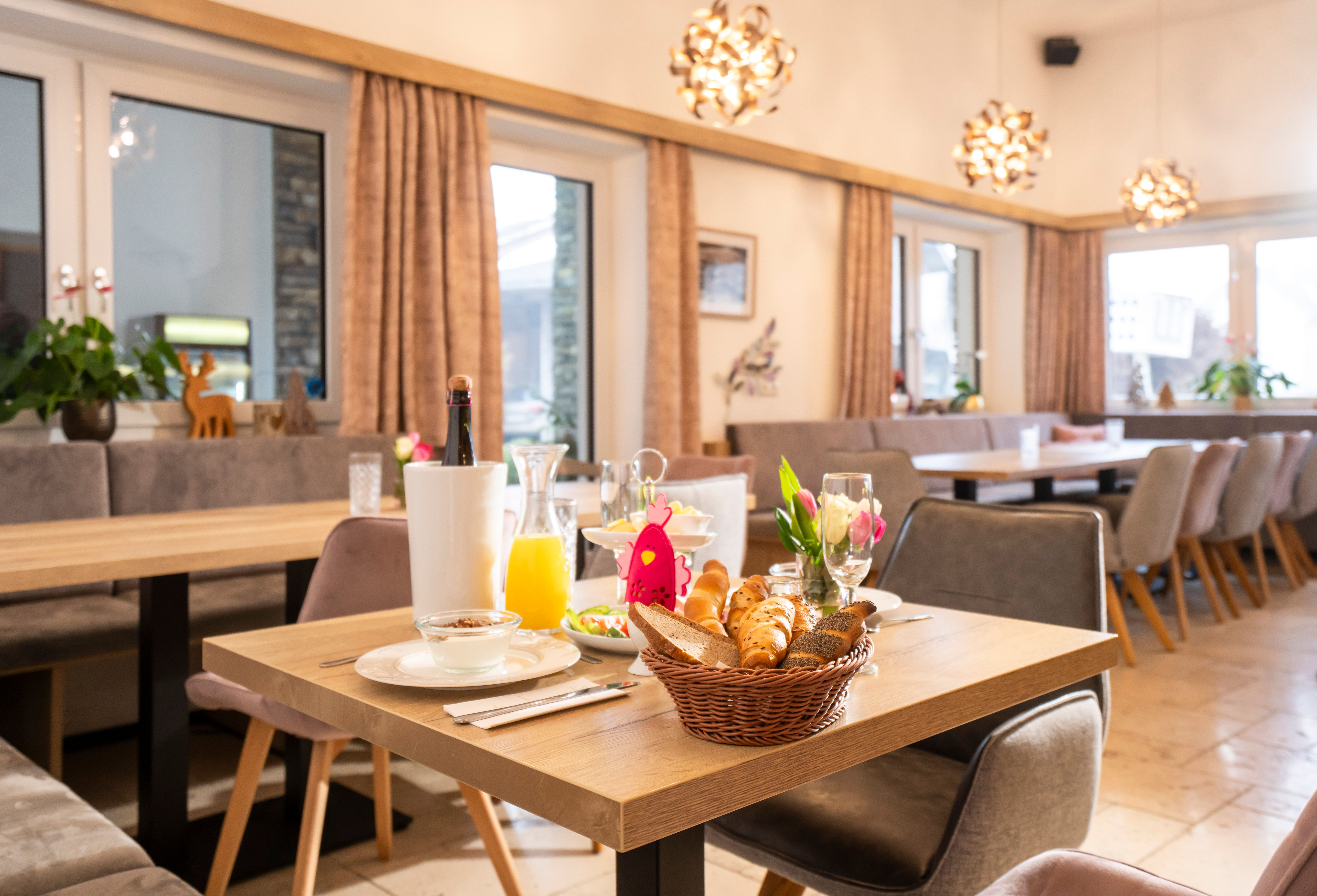 Gazdagon terített reggelizőasztal saját termelésű termékekkel