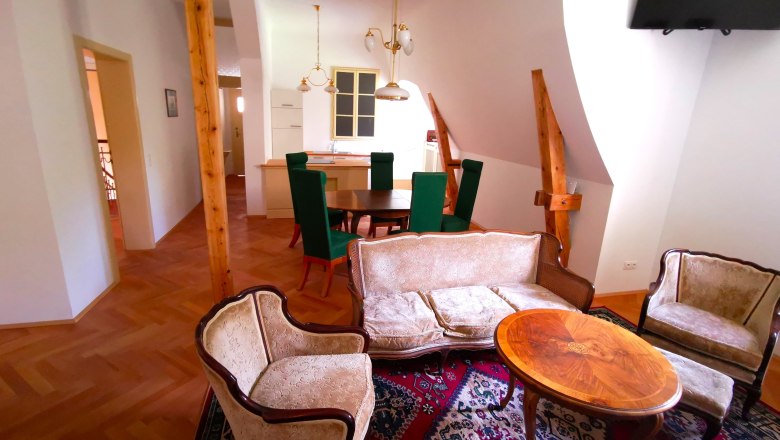 Nappali antik b&uacute;torokkal &eacute;s fagerend&aacute;kkal.