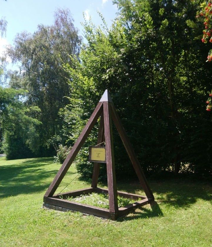 Fából készült piramis