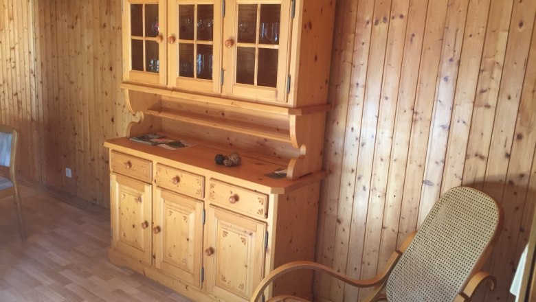 Real wood furnishings and armchair in the living room of the 100-year-old baggage car, © M. Schorn