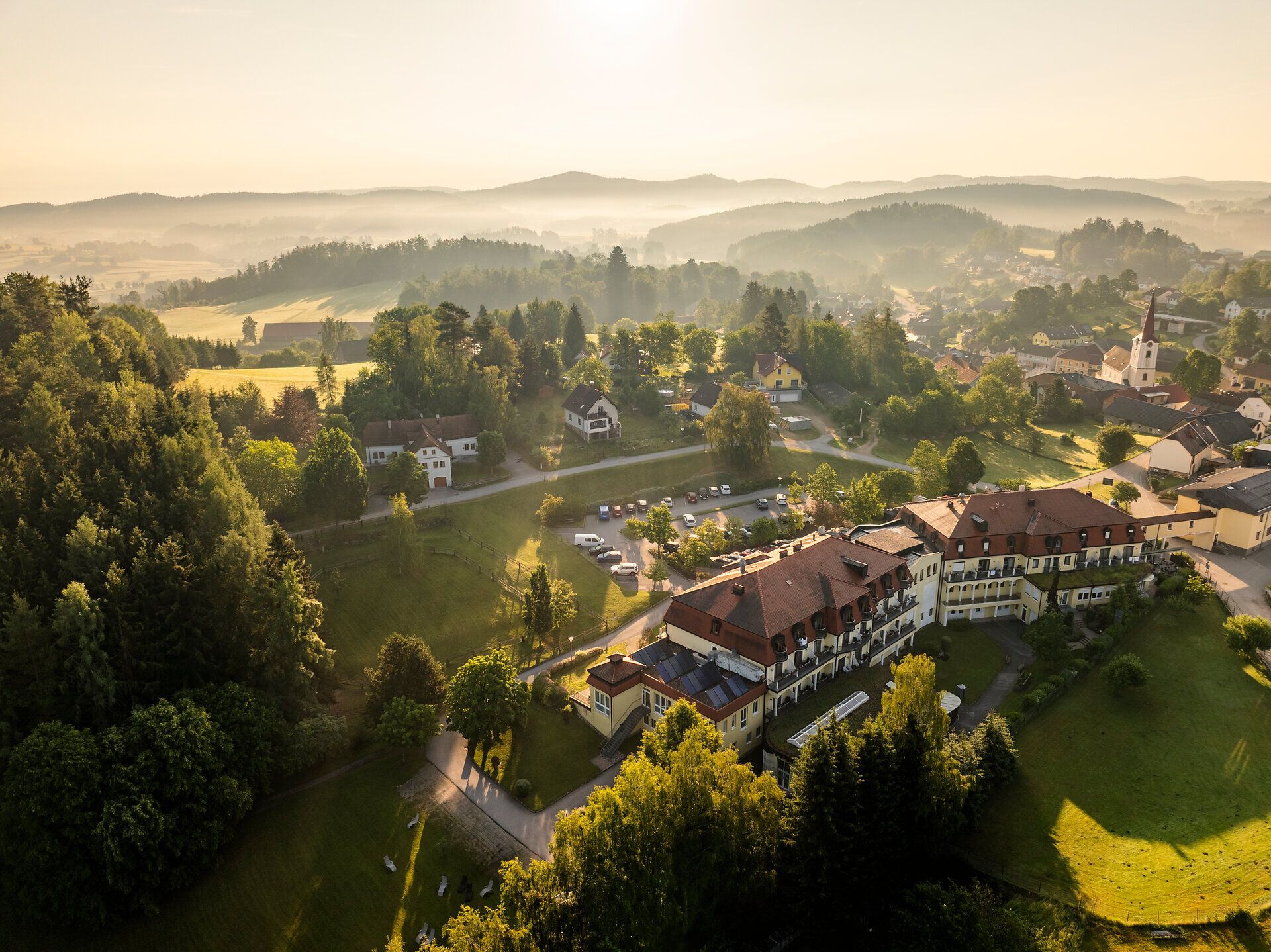 Légi felvétel a Waldviertel régióban található Bad Großpertholz gyógyfürdőről, a környező településsel, rétekkel és erdős dombokkal.