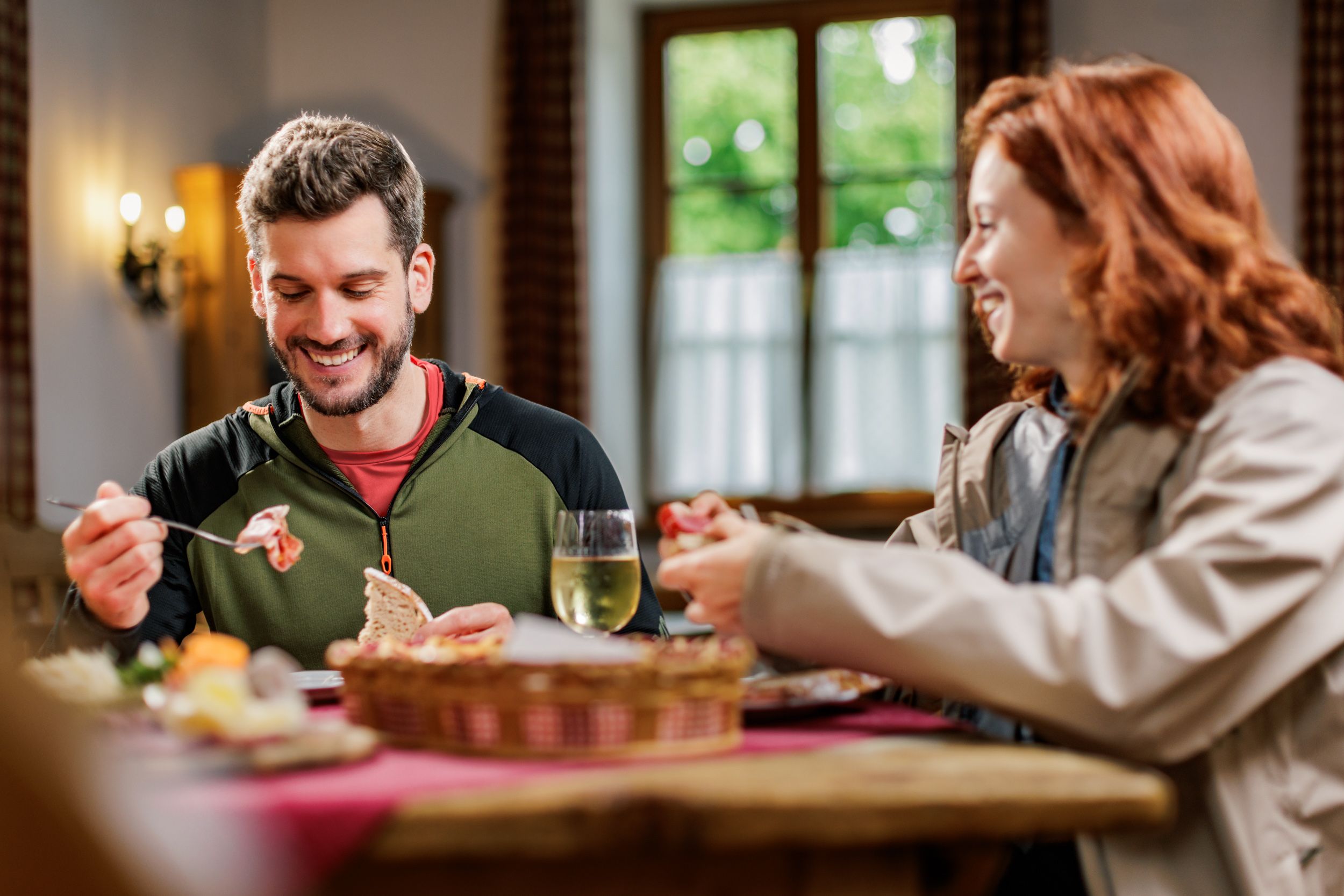 Egy férfi és egy nő egy hagyományos borozóban falatozik