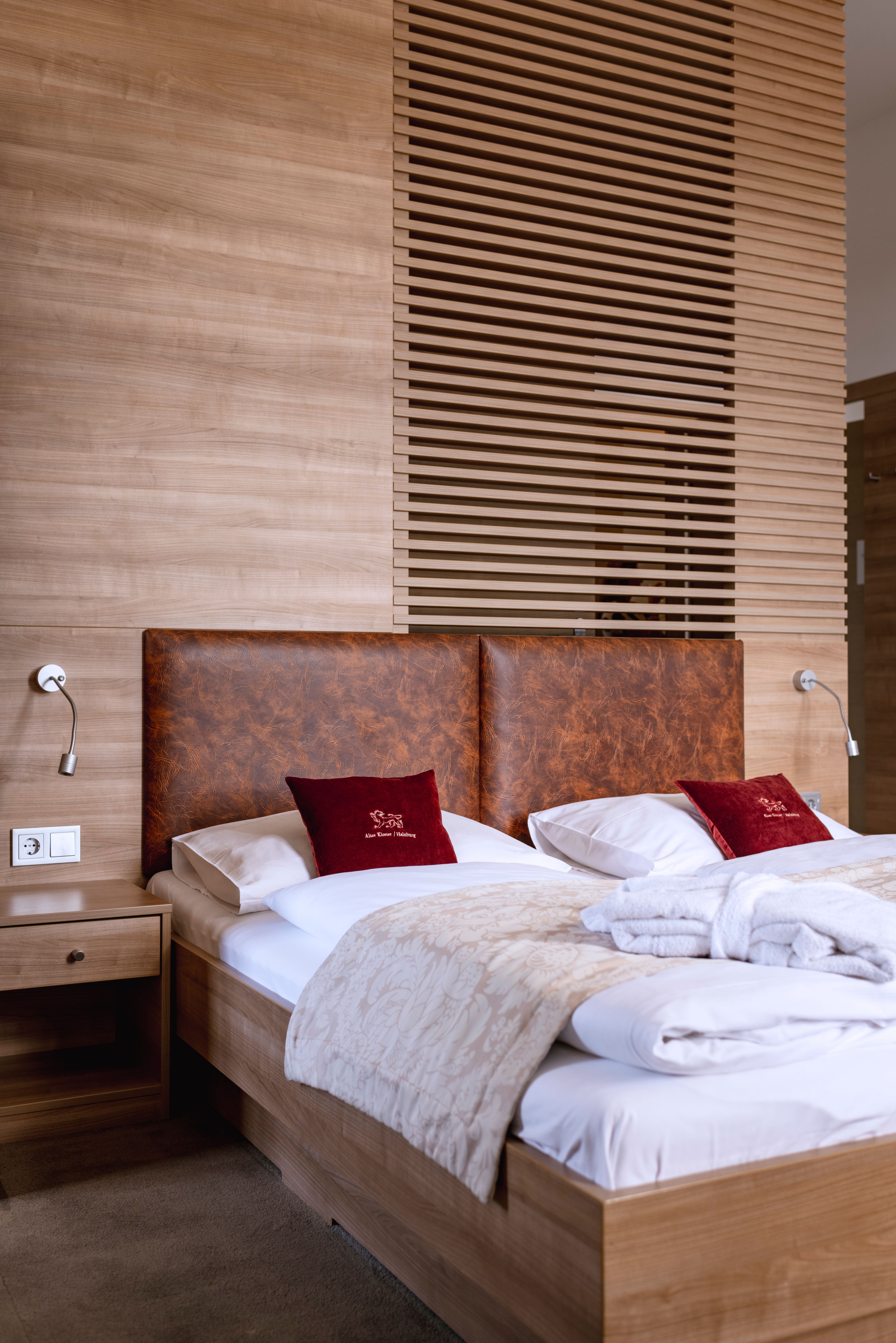 Doppelbett im Hotel Altes Kloster. 