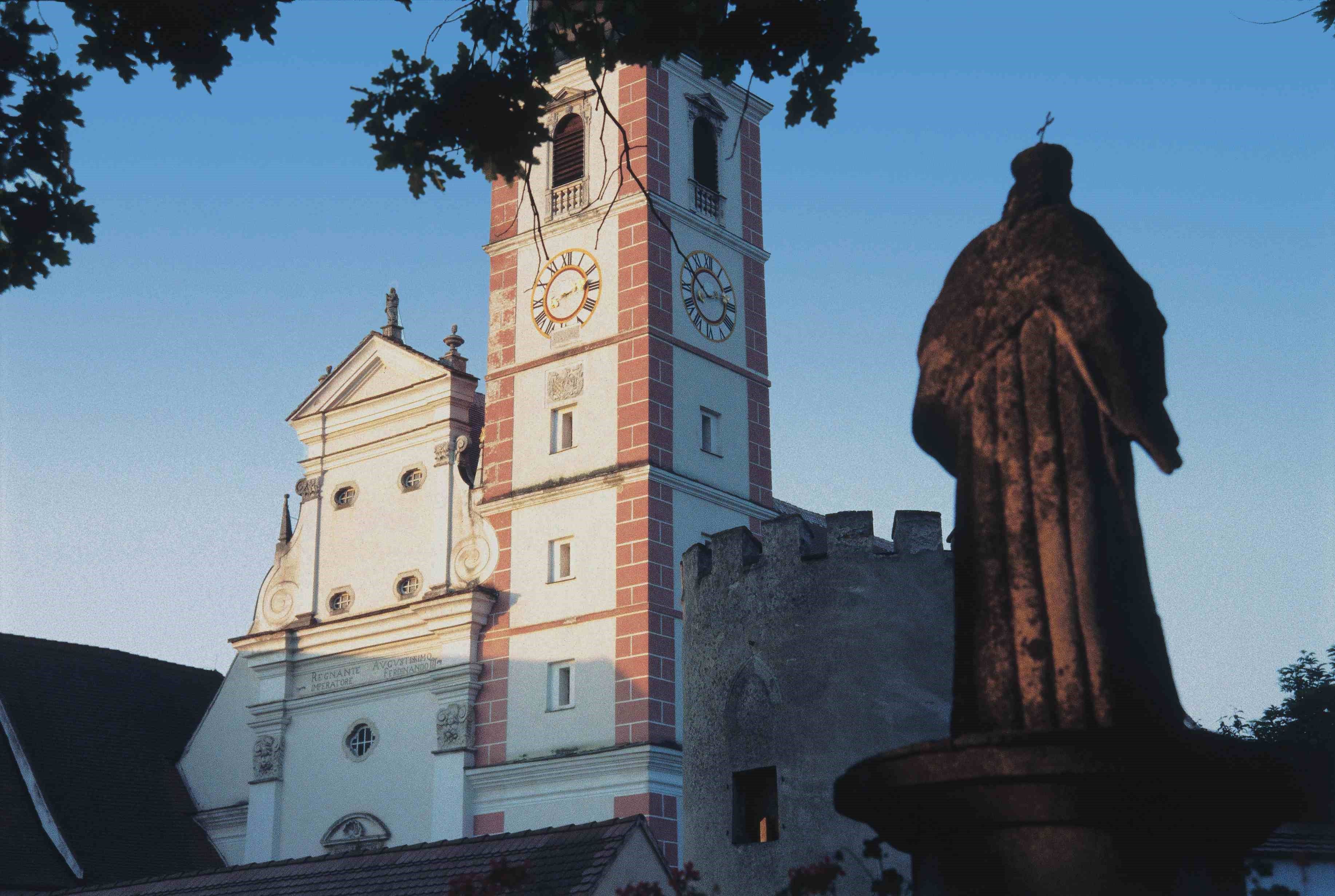 Templomtorony és szobor Gerasban, Ausztria.