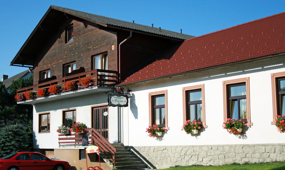 Gasthaus Malzer virágokkal díszített erkéllyel és ablakokkal.