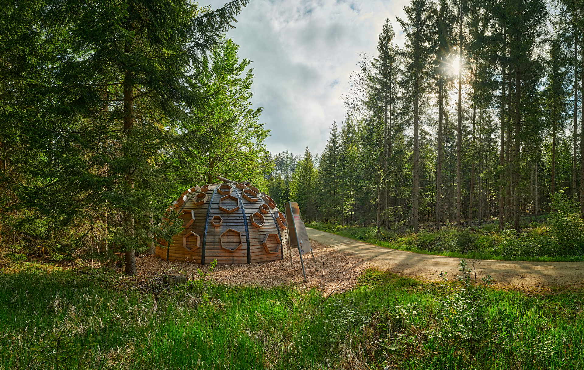 Méltóságteljes fákkal és dombokkal körülvett Moorkugel arra hívja Önt, hogy pihenjen a természetben. A fa és a természet harmonikus kombinációja hívogató légkört teremt, amely a kirándulókat és a természet szerelmeseit egyaránt elkápráztatja.