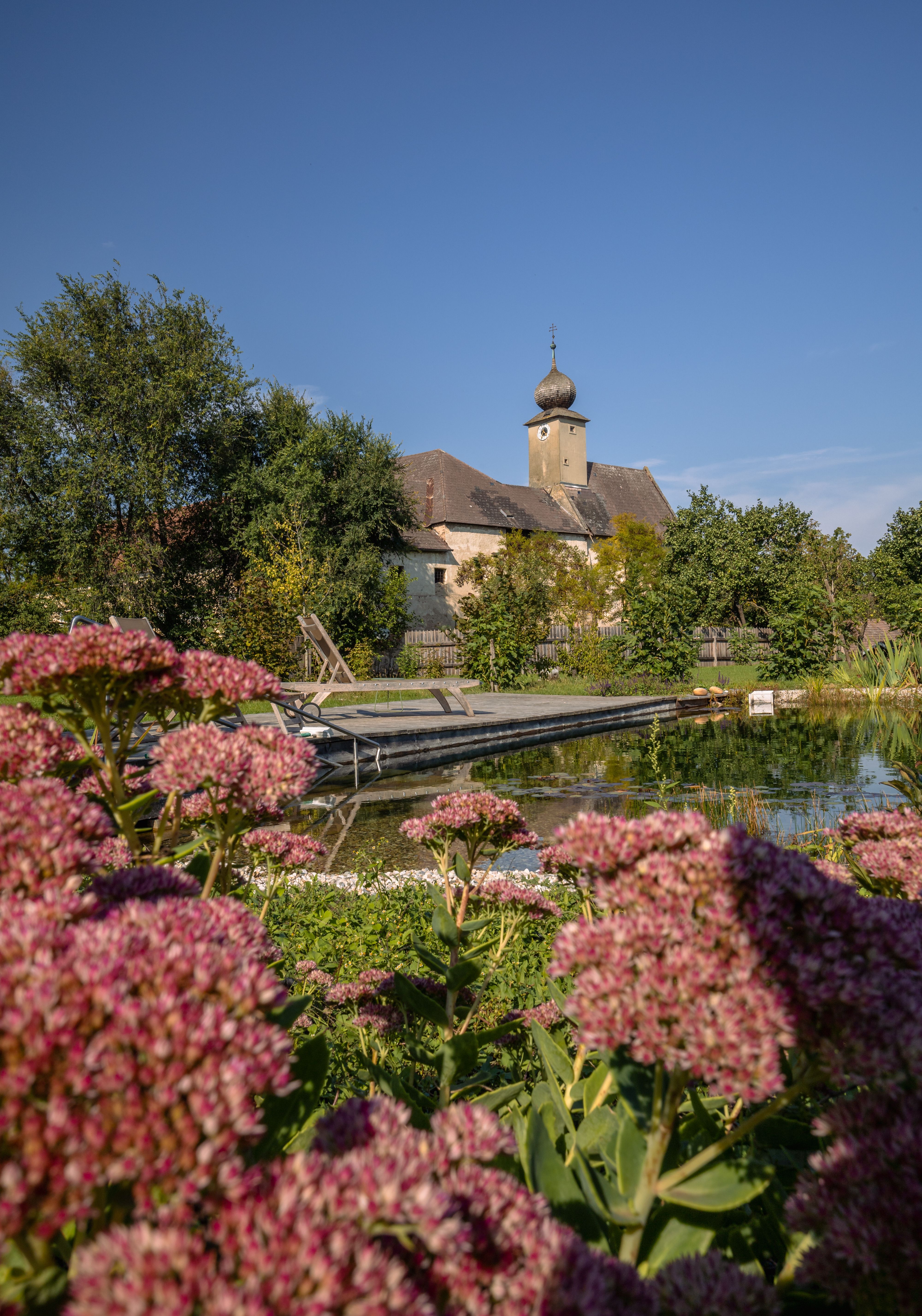 Hálószoba boltíves mennyezettel, fapadlóval, ággyal, karosszékkel, komóddal és szőrme szőnyeggel.