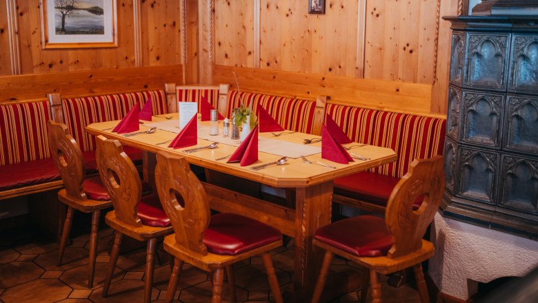 Hangulatos szalon fab&uacute;torokkal, piros k&aacute;rpitoz&aacute;ssal &eacute;s cser&eacute;pk&aacute;lyh&aacute;val.