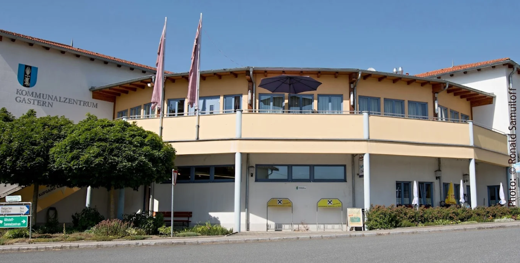 A Gastern közösségi ház külső nézete kék ablakokkal és sárga homlokzattal.