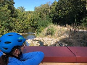 Kil&aacute;t&aacute;s a Triesting felett &aacute;t&iacute;velő sz&aacute;mos h&iacute;d egyik&eacute;ről, &copy; Wienerwald Tourismus GmbH