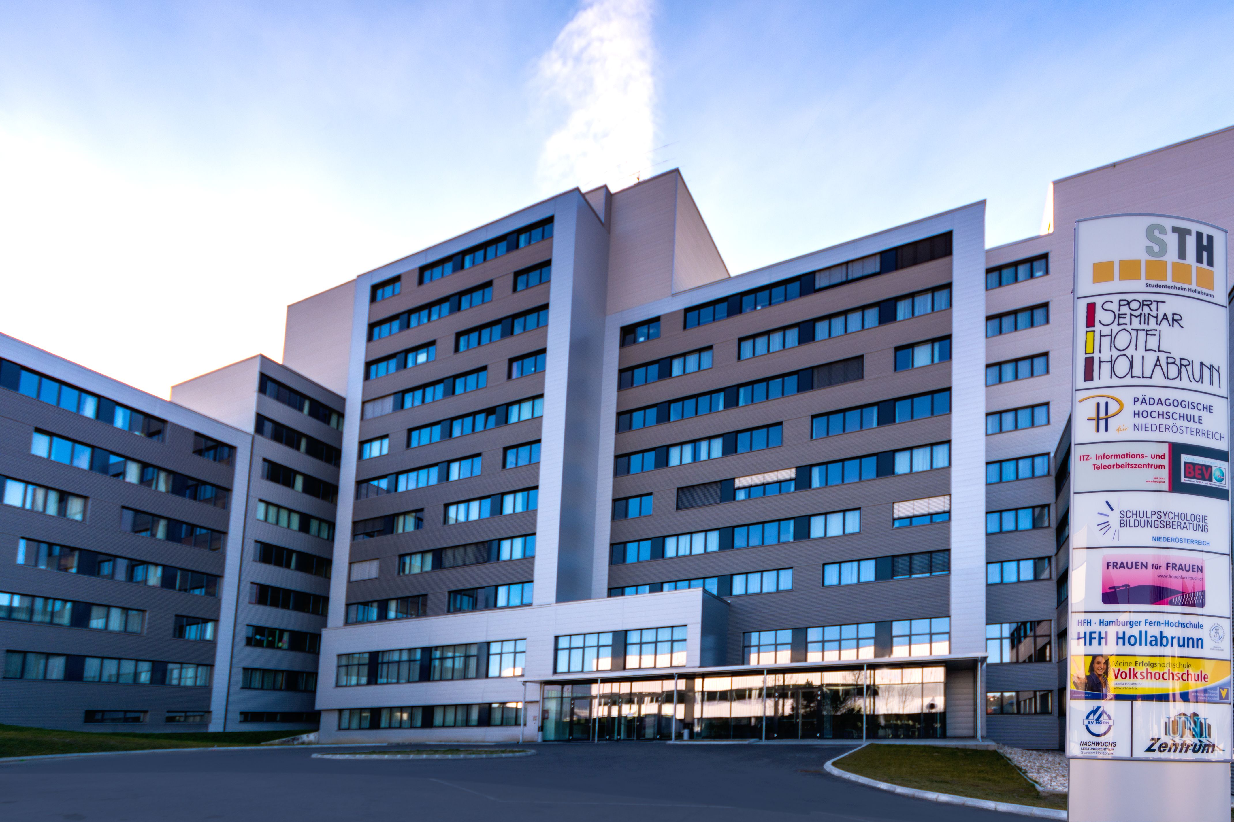 Egy modern, többszintes épület, a feliraton "Sport Seminar Hotel Hollabrunn" felirattal.