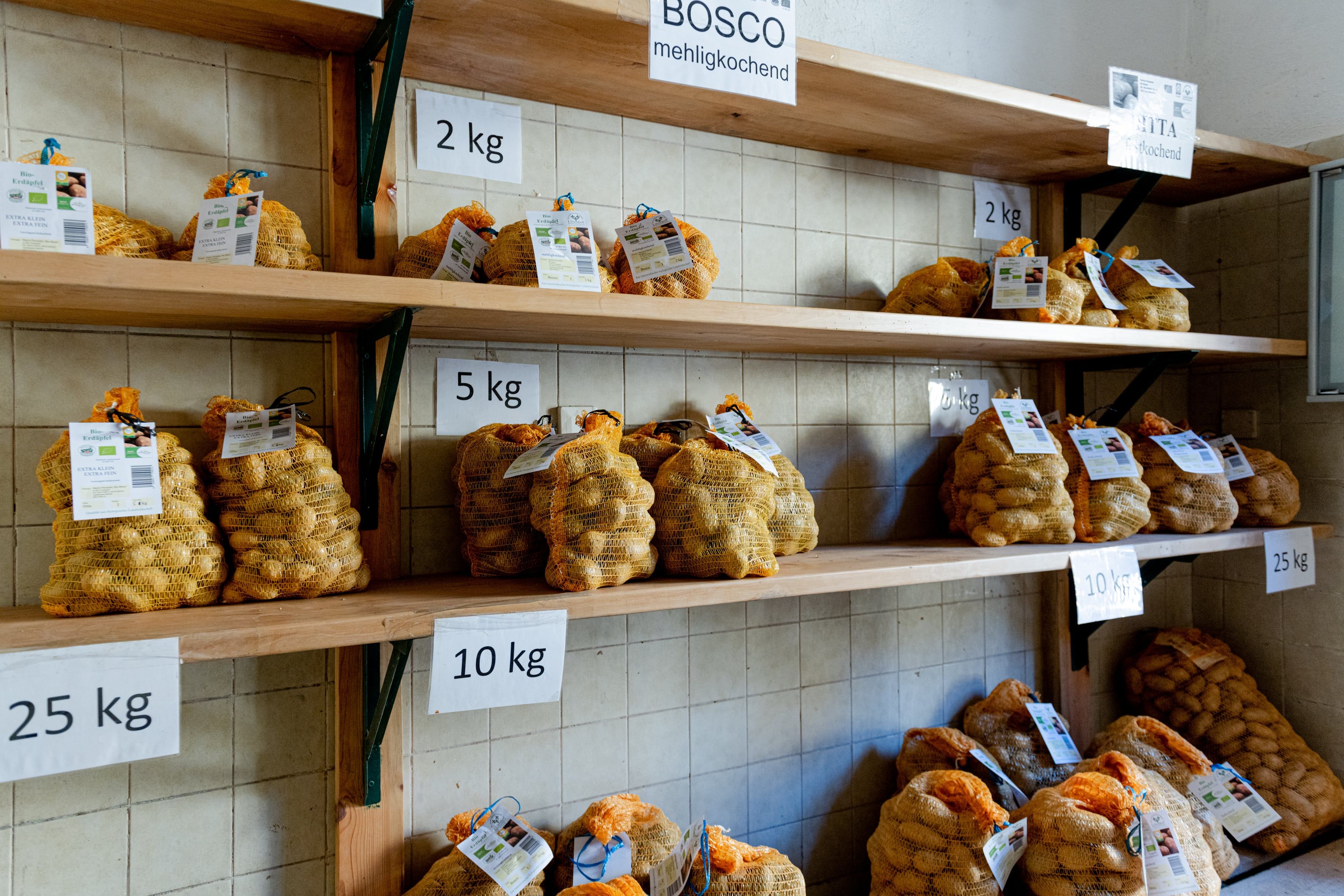 Eladóterem, polcokon különböző súlyú burgonyazsákokkal.