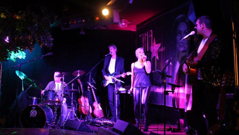 Zenekari előad&aacute;s a Preiner Stadlban, &eacute;nekes &eacute;s zen&eacute;szek a sz&iacute;npadon.